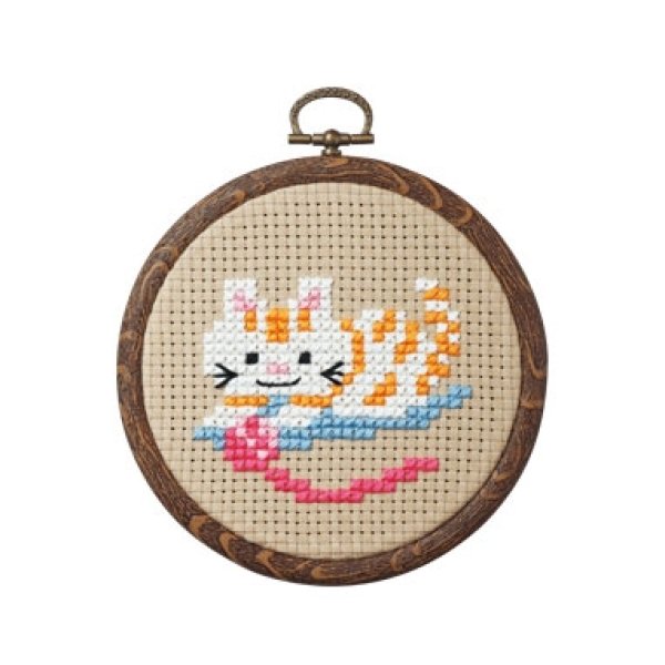 画像1: (op7347)キャメル　刺繍キット【ネコと毛糸】　ねこと毛糸　猫と毛糸　 初心者でも簡単 　オリンパス　額　ミニ額　手作り　クロス ステッチ　手芸 (1)